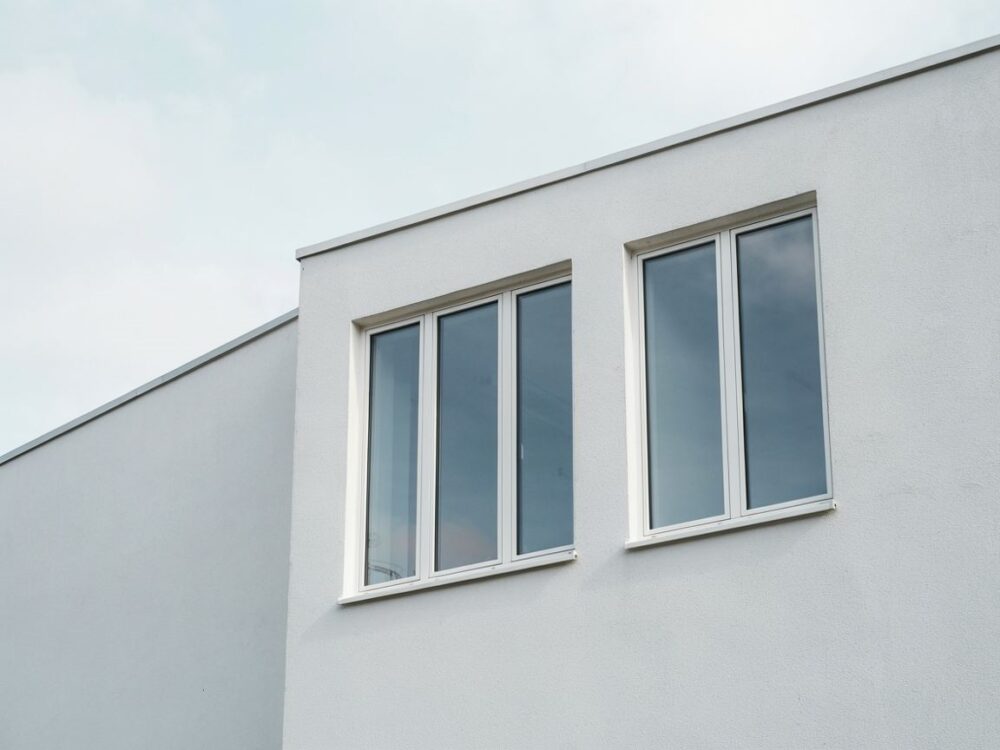parapet zewnętrzny do białego okna