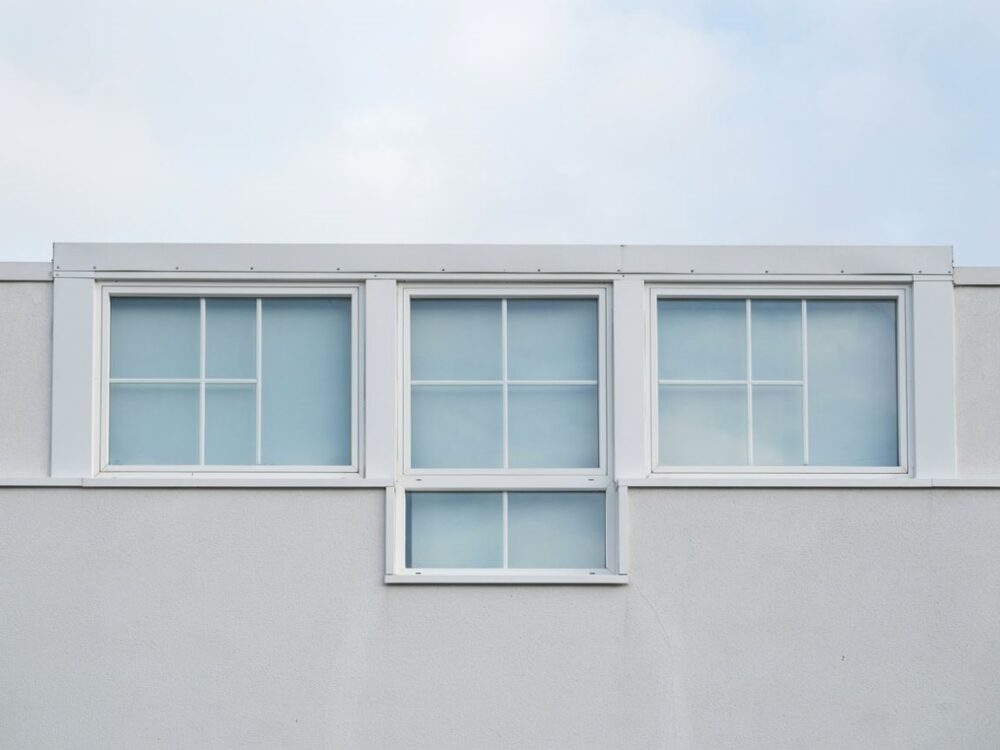 parapet zewnętrzny montowany przy oknie białym